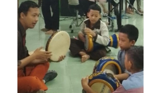 lognews.co.id foto 3 pembelajaran musik pelajar terbangan